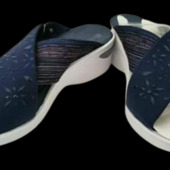 Bzees Navy Diamond Criss Cross Wedge  NIB 11 - Picture 2 of 5